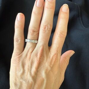 Elegant Silver Band Ring w/ 5 Cubic Zirconia Gems 💎